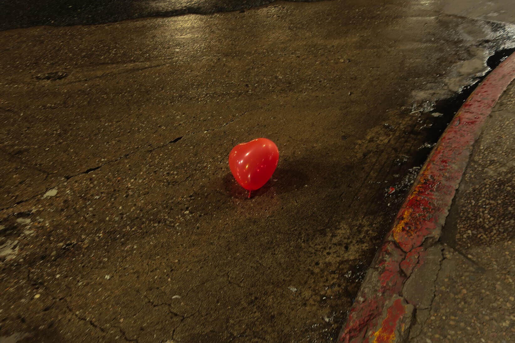 Capture in Ciudad de Córdoba, Argentina (2024): a photo of a heart balloon in the street.