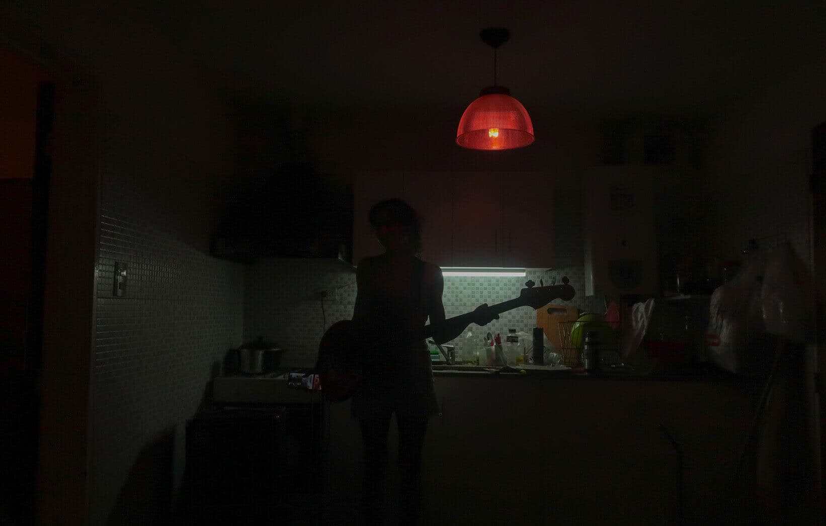 Capture in Ciudad de Córdoba, Argentina (2024): a girl with a bass in a kitchen.